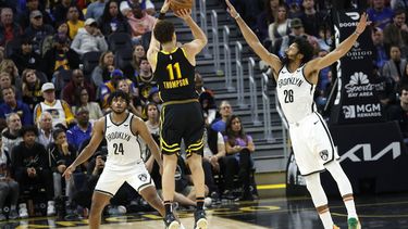 epa11033479 Golden State Warriors guard Klay Thompson (C) shoots a two point basket as Brooklyn Nets guard Spencer Dinwiddie (R) defends  during the fourth quarter of the NBA game between the Golden State Warriors and the Brooklyn Nets in San Francisco, California, USA, 16 December 2023.  EPA/JOHN G. MABANGLO  SHUTTERSTOCK OUT