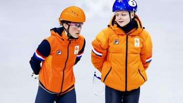 MILAAN - Suzanne Schulting en Xandra Velzeboertijdens een shorttrack training in het Milano Ice Skating Arena. ROBIN VAN LONKHUIJSEN / ANP