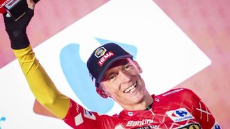 2022-08-19 20:46:42 UTRECHT - Robert Gesink van Team Jumbo-Visma krijgt rode trui, tijdens de huldiging van de ploegentijdrit op de eerste dag van de Ronde van Spanje (Vuelta a Espana). De teams reden na een start op het Jaarbeursplein door de straten van de Domstad. ANP VINCENT JANNINK