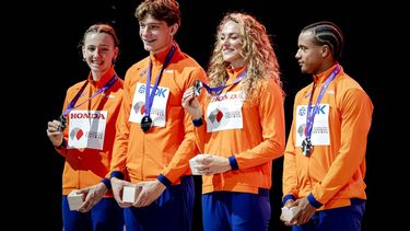 TOKIO - Femke Bol, Jonas Phijffers, Lieke Klaver en Eugene Omalla met hun zilveren medaille tijdens de medaille ceremonie van de 4x400 meter gemengde estafette tijdens de WK atletiek in Japan . ANP ROBIN VAN LONKHUIJSEN