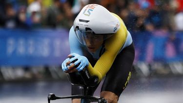 epa11500129 Wout van Aert of Belgium in action during the Men's Individual Time Trial at the Road Cycling competitions in the Paris 2024 Olympic Games, Pont Alexandre III in Paris, France, 27 July 2024.  EPA/YOAN VALAT