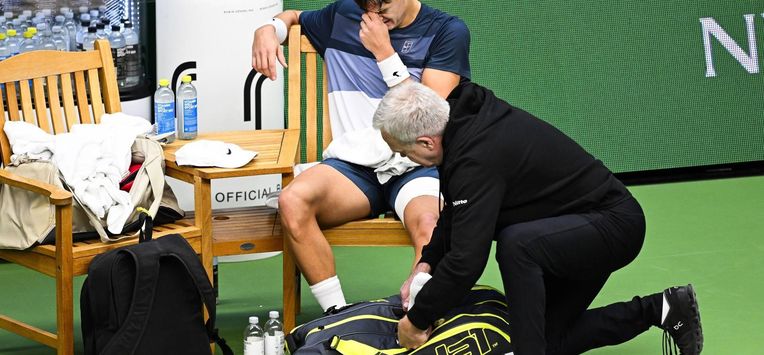 epa12462218 Holger Rune of Denmark receives medical treatment during the singles semifinal match against Ugo Humbert of France (not pictured) at the BNP Paribas Nordic Open tennis tournament in Stockholm, Sweden, 18 October 2025.  EPA/Anders Wiklund SWEDEN OUT