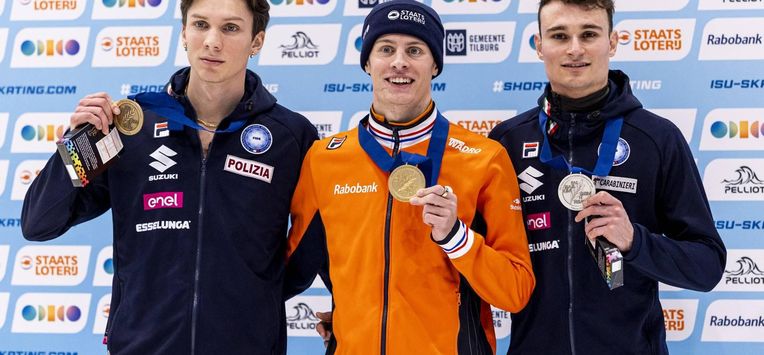 TILBURG - (l-r) Luca Spechenhauser (ITA), Jens Van't Wout (NED), Thomas Nadalini (ITA) tijdens de medailleuitreiking van de 1000 meter tijdens de laatste dag van de Europese kampioenschappen shorttrack. Dit EK was een laatste krachtmeting voor de shorttrackers op weg naar de Olympische Spelen van Milaan. IRIS VAN DEN BROEK / ANP