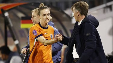 BREDA - (l-r) Vivianne Miedema of Nederland , Nederland  coach Andries Jonker  tijdens de UEFA Nations League vrouwen wedstrijd tussen Nederland (v) en Duitsland (v) in het Rat Verlegh Stadion op 21 februari 2025 in Breda, Nederland. ANP MAURICE VAN STEEN