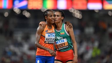 epa10808326 Second placed Letesenbet Gidey (R) of Ethiopia, and Sifan Hassan of the Netherlands after the final of women's 10,000m of the World Athletic Championships in the National Athletics Centre in Budapest, Hungary, 19 August 2023. Hassan fell before the finish line.  EPA/Zsolt Czegledi HUNGARY OUT