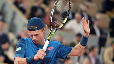 Dutch Jesper De Jong gestures during his men's singles match against Spain's Carlos Alcaraz Garfia on Court Philippe-Chatrier on day four of the French Open tennis tournament at the Roland Garros Complex in Paris on May 29, 2024. 
Bertrand GUAY / AFP