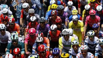 epa12224249 The peloton in action during the 4th stage of the Tour de France cycling race over 174.2km from Amiens to Rouen, France, 08 July 2025.  EPA/MARTIN DIVISEK