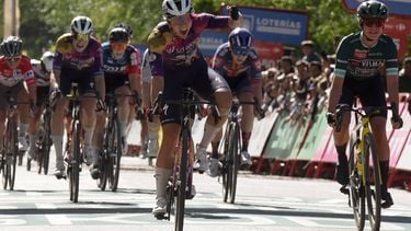 epa12078249 Dutch rider Femke Gerritse (C) of the SD Worx-Protime team wins the third stage of the women's Vuelta a Espana, a 132.4-kilometer race between Barbastro and Huesca, in Spain, 06 May 2025.  EPA/JAVIER BLASCO