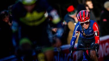 Dutch rider Shirin van Anrooij competes in the women's elite race at the World Cup cyclocross cycling event, stage 8 (out of 14) of the UCI World Cup cyclocross competition, in Namur, on December 17, 2023. 
JASPER JACOBS / Belga / AFP