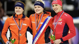 LEEUWARDEN - Winnaar Xandra Velzeboer temidden van Michelle Velzeboer (L) (tweede) en Suzanne Schulting (derde) tijdens de huldiging van de finale 1000 meter tijdens de eerste dag van het Daikin NK Shorttrack in de Elfstedenhal. ANP VINCENT JANNINK