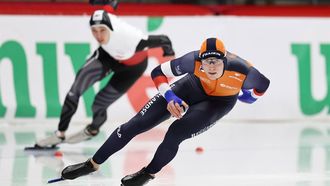 epa11204943 Jenning de Boo of Netherlands (R) in action during the Men’s 500m event at the ISU Speed Skating Allround World Championships in Inzell, Germany, 07 March 2024.  EPA/ANNA SZILAGYI