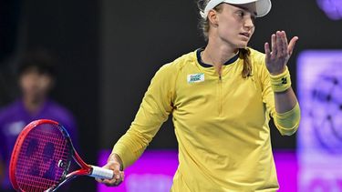 epa11161879 Elena Rybakina of Kazakistan gestures against Iga Swiatek of Poland during the Women's singles final of the Qatar Open tennis tournament in Doha, Qatar, 17 February 2024.  EPA/NOUSHAD THEKKAYIL