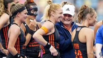 2023-08-24 18:05:56 MONCHENGLADBACH - Een tevreden coach Paul van Ass met Margot van Geffen van Nederland tijdens de halve finale op het EK Hockey. Nederland won met 7-0. ANP OLAF KRAAK