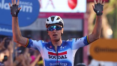 Team Soudal-Quick Step's Belgian rider Tim Merlier celebrates his stage victory as he cycles past the finish line to win the 21st and last stage of the 107th Giro d'Italia cycling race, 125km from Rome to Rome on May 26, 2024.
 
Luca Bettini / AFP