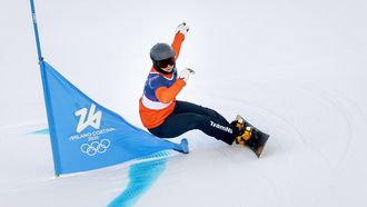 LIVIGNO - Michelle Dekker tijdens de kwalificatie van de parallelreuzenslalom bij het snowboarden op de Olympische Winterspelen van Milaan en Cortina. IRIS VAN DEN BROEK / ANP