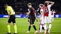 AMSTERDAM - (l-r) Scheidsrechter Jeroen Manschot na een overtreding van Wout Weghorst of Ajax op Sven Mijnans of AZ Alkmaar tijdens de Nederlandse Eredivisie wedstrijd tussen AFC Ajax en AZ in de Johan Cruijff ArenA op 18 oktober 2025 in Amsterdam, Nederland. ANP OLAF KRAAK