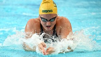 epa10369623 Chelsea Hodges of Australia is on her way to win the Women's 4x50m Medley Relay final of the FINA World Swimming Championships (25m) at the Melbourne Sports and Aquatic Centre in Melbourne, Australia, 17 December 2022.  EPA/JOEL CARRETT AUSTRALIA AND NEW ZEALAND OUT