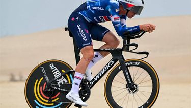 Soudal-QuickStep's Belgian rider Tim Merlier cycles during the second stage of the UAE Tour cycling race in al-Hudayriyat island in Abu Dhabi on February 18, 2025. 
Giuseppe CACACE / AFP