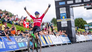 epa10793396 Albert Withen Philipsen of Denmark gestures after crossing the finish line to win the UCI Men Junior Cross Country Mountain Bike event in the at the UCI Cycling World Championships 2023, in Glentress, Britain, 10 August 2023.  EPA/MAXIME SCHMID