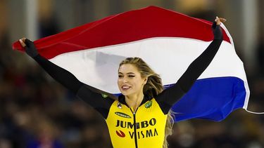 HEERENVEEN - Jutta Leerdam juicht na het winnen van de 1000 meter tijdens de laatste dag van het NK afstanden in Thialf. ANP VINCENT JANNINK