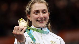 Gold medallist England's Laura Kenny celebrates during the medal presentation ceremony for the women's 10km scratch race on day four of the Commonwealth Games, at the Lee Valley VeloPark in east London, on August 1, 2022. 
ADRIAN DENNIS / AFP