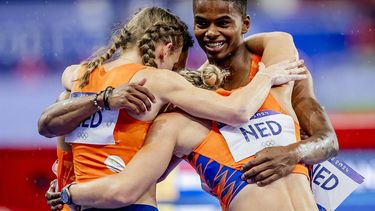 PARIJS - Femke Bol, Lieke Klaver, Eugene Omalla, Isaya Klein Ikkink vieren hun gouden medaille op het onderdeel 4 x 400m gemengde estafette tijdens de olympische atletiekwedstrijden in Stade de France. ANP REMKO DE WAAL