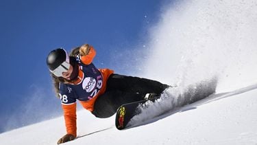 epa11975694 Michelle Dekker of the Netherlands competes in the Parallel Giant Slalom at the FIS Snowboard & Freestyle World Championships in St. Moritz, Switzerland, 20 March 2025.  EPA/GIAN EHRENZELLER