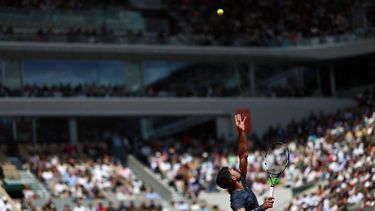 Spain's Carlos Alcaraz Garfia serves to US Jeffrey John Wolf during their men's singles match on day one of the French Open tennis tournament on Court Philippe-Chatrier at the Roland Garros Complex in Paris on May 26, 2024. 
EMMANUEL DUNAND / AFP