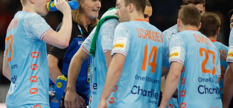 Netherlands' Swedish coach Staffan Olsson (2nd L) speaks to his players during the Men's EURO 2024 EHF Handball European Championship main round match between The Netherlands and Portugal in Hamburg, northern Germany, on January 23, 2024. 
Odd ANDERSEN / AFP