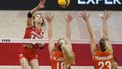 epa12348026 Japan's Yukiko Wada (R) in action against Netherlands's Marrit Jasper (C) and Eline Timmerman (R) during the FIVB Women's Volleyball World Championship 2025 quarterfinal match between Netherlands and Japan in Bangkok, Thailand, 03 September 2025.  EPA/RUNGROJ YONGRIT