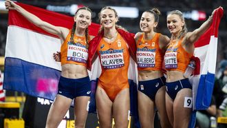 TOKIO - (l-r) Femke Bol, Lieke Klaver, TEveline Saalberg, Lisanne de Witte tijdens de finale van de 4x400 meter estafette voor vrouwen tijdens de WK atletiek in het Japan National Stadium. ANP ROBIN VAN LONKHUIJSEN