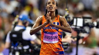 PARIJS - Sifan Hassan reageert na het winnen van brons in de finale 5000m tijdens de olympische atletiekwedstrijden. ANP KOEN VAN WEEL