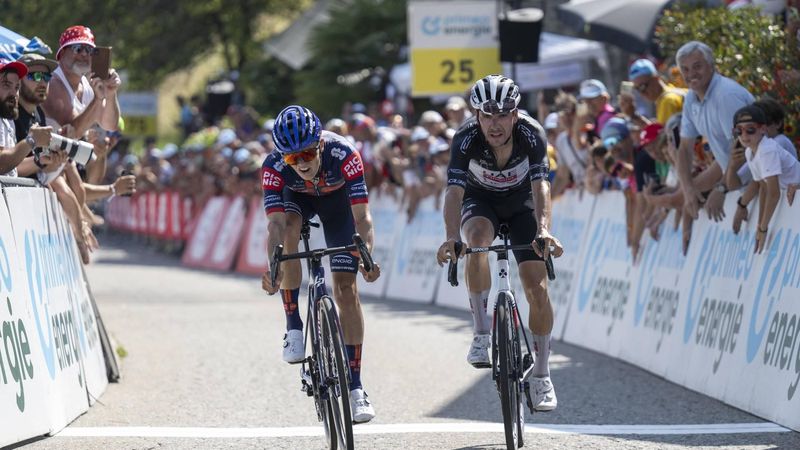 epa12185629 Winner Oscar Onley (L) from Britian of Team Picnic PostNL and second placed Joao Almeida from Portugal of UAE Team Emirates cross the finish line during the fifth stage of the Tour de Suisse cycling race, over 183.8km from La Punt to Santa Maria in Calanca, Switzerland, 19 June 2025.  EPA/GIAN EHRENZELLER