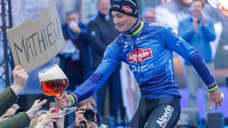 epa12854518 Dutch cyclist Mathieu van der Poel of team Alpecin-Premier Tech offers his beer trophy to fans after winning the E3 Saxo Classic one-day cycling classic, a 203 kilometer cycling race starting and ending in Harelbeke, Belgium, 27 March 2026.  EPA/OLIVIER MATTHYS