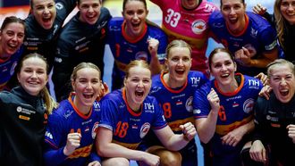 epa11018243 Players of Netherlands celebrate after winning the IHF Women's World Handball Championship Main Round IV match between Ukraine and Netherlands in Frederikshavn, Denmark, 08 December 2023.  EPA/HANNIBAL HANSCHKE