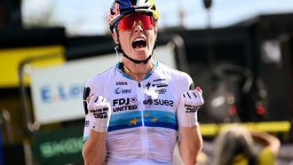 FDJ-SUEZ's Dutch rider Demi Vollering celebrates as she crosses the finish line to win the 5th (out of 9) stage of the fifth edition of the Women's Tour de France cycling race, 140 km from Macon to Belleville-en-Beaujolais, in Belleville-en-Beaujolais, central France on August 5, 2026. 
NICOLAS TUCAT / AFP