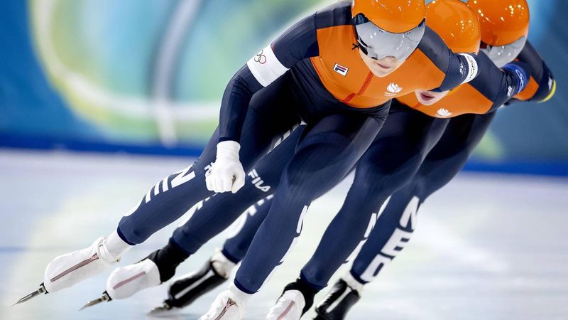 MILAAN - Joy Beune, Antoinette Rijpma-de Jong en Marijke Groenewoud tijdens de kwartfinale ploegenachtervolging vrouwen bij het langebaanschaatsen in het Milano Speed Skating Stadium op de Olympische Winterspelen van Milaan. ROBIN VAN LONKHUIJSEN / ANP