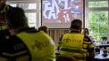 ENSCHEDE - Agenten kijken naar de wedstrijd FC Twente - Sparta tijdens een actie van de politiebonden buiten het voetbalstadion van FC Twente. De politiebonden voerden actie voor een beter vroegpensioen tijdens twee voetbalwedstrijden in de Eredivisie. ANP EMIEL MUIJDERMAN