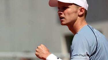 epa12997302 Jesper De Jong of the Netherlands reacts during his Men's 2nd round match against Federico Cina of Italy at the French Open Grand Slam tennis tournament at Roland Garros in Paris, France, 27 May 2026.  EPA/MOHAMMED BADRA
