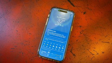 ILLUSTRATIEF - Een weerapp op een telefoon. Vanwege het warme weer is het Nationaal Hitteplan in het hele land van kracht. DINGENA MOL / ANP