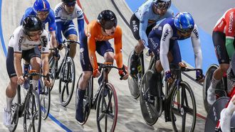 APELDOORN - Philip Heijnen (m) tijdens de afvalkoers op de eerste dag van het EK baanwielrennen in het Apeldoornse Omnisportcentrum. Het toernooi duurt tot en met 14 januari en is het laatste grote internationale toernooi in aanloop naar de Olympische Spelen in Parijs. ANP VINCENT JANNINK