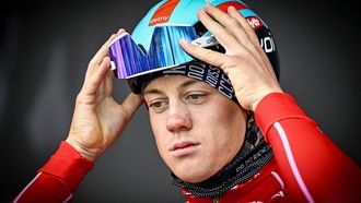 Lotto Dstny's Belgian Maxim Van Gils adjusts his helmet at the start of the Men's race of the 'La Fleche Wallonne', a one day cycling race (Waalse Pijl - Walloon Arrow), 199 km from Charleroi to Huy, on April 17, 2024.  
JASPER JACOBS / Belga / AFP