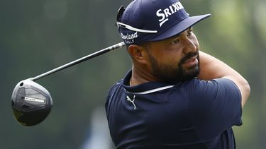 epa12177910 JJ Spaun of the US tees off from the 5th hole during the final round of the 2025 US Open golf tournament at the Oakmont Country Club in Oakmont, Pennsylvania, USA, 15 June 2025.  EPA/JARED WICKERHAM