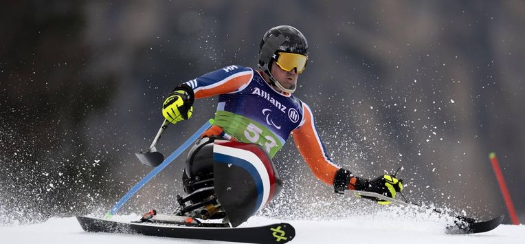 epa12809366 Netherlands' Niels De Langen in action during the Slalom run in the Men's Alpine Combined of the Para Alpine Skiing at Milano Cortina 2026 Paralympic Winter Games in Cortina d'Ampezzo, Italy, 10 March 2026.  EPA/CLAUDIO THOMA