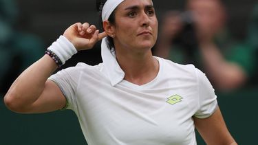 2023-07-13 16:56:15 epa10744066 Ons Jabeur of Tunisia poses during her Women's Singles semi-final match against Aryna Sabalenka of Belarus at the Wimbledon Championships, Wimbledon, Britain, 13 July 2023.  EPA/ISABEL INFANTES   EDITORIAL USE ONLY
