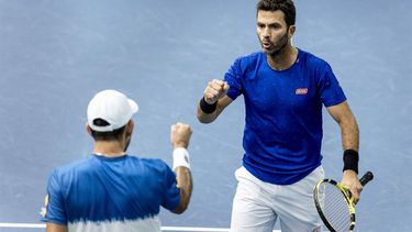 2022-10-23 14:06:11 epa10261288 Jean-Julien Rojer (R) of the Netherlands and  Marcelo Arevalo (L) of El Salvador react during the doubles final match against Harri Heliovaara of Finland and Lloyd Glasspool of Great Britain at the Stockholm Open tennis tournament in Stockholm, Sweden, 23 October 2022.  EPA/Christine Olsson SWEDEN OUT