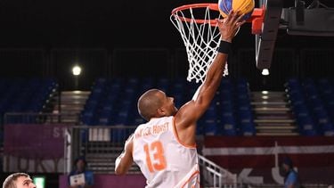 Russia's Ilia Karpenkov (L) watches Netherlands' Dimeo Van Der Horst (R) scoring a basket during the men's quarter final 3x3 basketball match between Netherlands and Russia at the Aomi Urban Sports Park in Tokyo, on July 27, 2021 during the Tokyo 2020 Olympic Games. 
Ina FASSBENDER / AFP