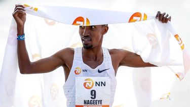 ROTTERDAM - Abdi Nageeye komt als eerste over de finish tijdens de 41e editie van de NN Marathon Rotterdam op 10 april 2022 in Rotterdam, Nederland. ANP KOEN VAN WEEL