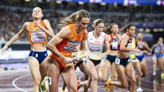 TOKIO - Lieke Klaver tijdens de finale van de 4x400 meter estafette voor vrouwen tijdens de WK atletiek in het Japan National Stadium. ANP ROBIN VAN LONKHUIJSEN