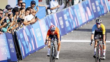 PARIJS - Wielrenner Marianne Vos wint een zilveren medaille tijdens de wegrace wielrennen vrouwen op de Olympische Spelen. ANP ROBIN VAN LONKHUIJSEN